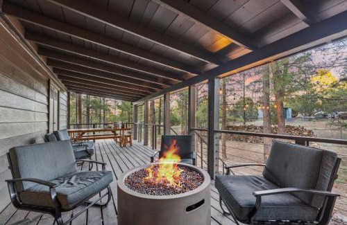 Show Low House | Charming Pines Cabin with Fireplace and BBQ