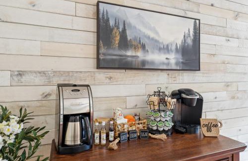 Show Low House | Charming Pines Cabin with Fireplace and BBQ