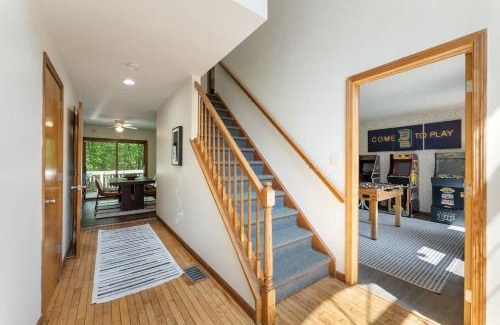 East Stroudsburg House | Charming Poconos retreat with hot tub & fireplace