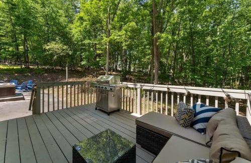 East Stroudsburg House | Charming Poconos retreat with hot tub & fireplace