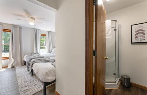 East Stroudsburg House | Charming Poconos retreat with hot tub & fireplace