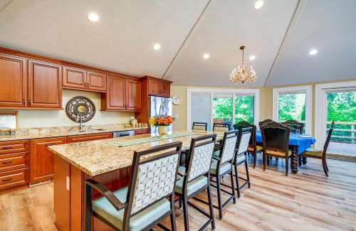 Poulsbo House | Charming Poulsbo Retreat Hood Canal Views!