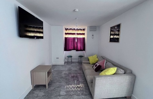 Cradley Apartment | Charming private 1-bedroom apartment with private bathroom