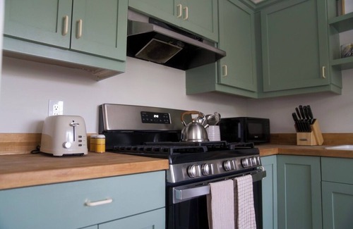 Sunset Junction House | Charming private apt with WiFi, laundry, and AC in the heart of Silver Lake