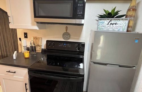 Lee's Summit House | Charming private bungalow hideaway in delightful Downtown Lee's Summit with AC
