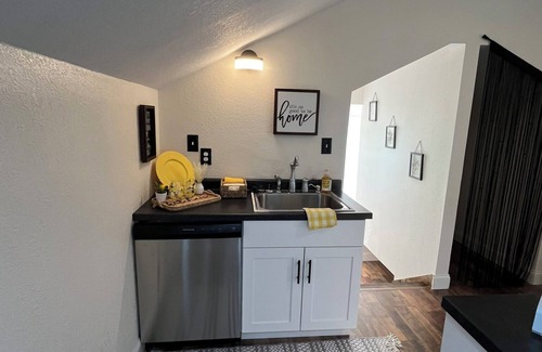 Lee's Summit House | Charming private bungalow hideaway in delightful Downtown Lee's Summit with AC
