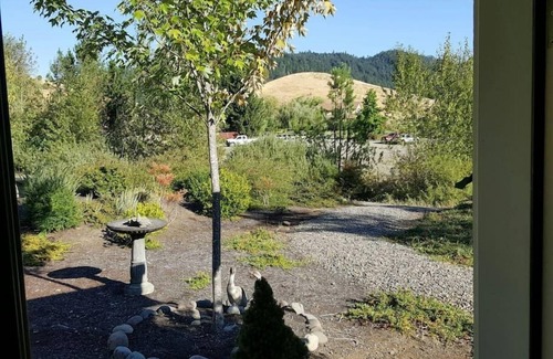 Myrtle Creek Cottage | Charming, Private Cottage near I-5 and Golf Course.