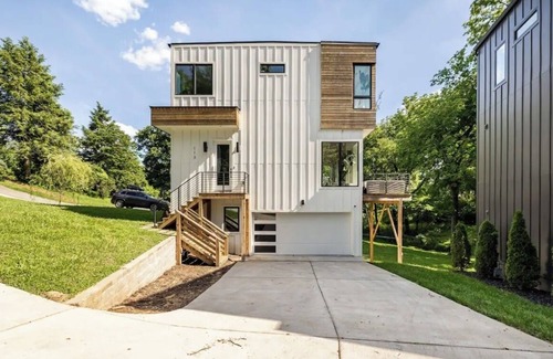 Glencliff House | Charming Private Room & Bath with Private Entrance Near Downtown Nashville