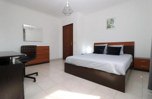 Faro House | Charming Private Rooms in an Apartment A2 Penha - Faro