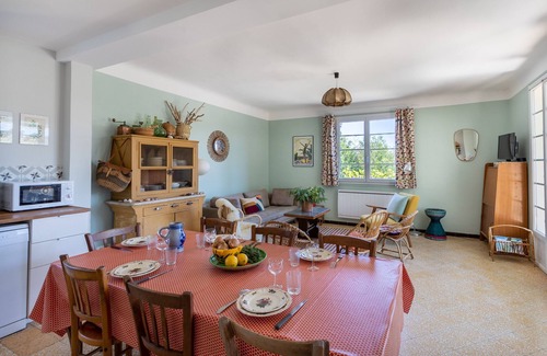 Le Brusc House | CHARMING, QUIET house in Le Brusc right next to the sea and shops