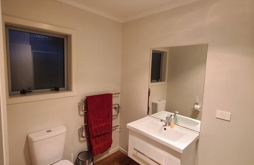Rangiriri Apartment | Charming Queen Bedroom Studio Near SH1 & Hampton Downs: Pet-Friendly!
