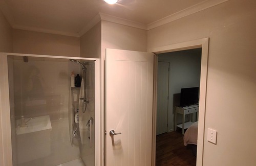 Rangiriri Apartment | Charming Queen Bedroom Studio Near SH1 & Hampton Downs: Pet-Friendly!
