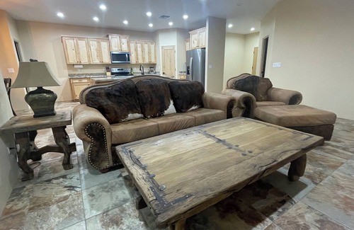 San Tan Valley House | Charming Queen Creeks R6 Ranch 4-bedroom house with WiFi and AC.