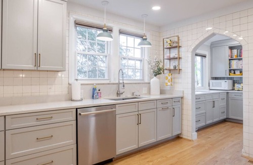 Roselawn Finance House | Charming, Quiet 4B 1920s Tudor by UC Hospital