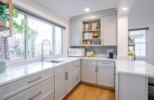 Roselawn Finance House | Charming, Quiet 4B 1920s Tudor by UC Hospital