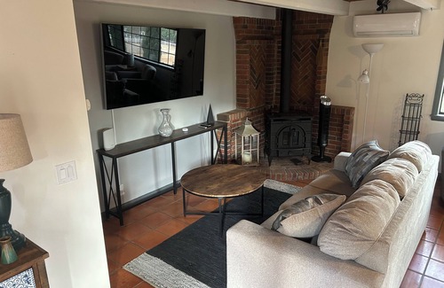 Fallbrook Cottage | Charming, quiet cottage in brilliant Fallbrook with AC, WiFi, private, Smart TV.