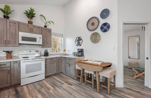Ashley Oaks Apartment | Charming, Quiet & Private Apt in Great Location w/Wi-Fi & Laundry