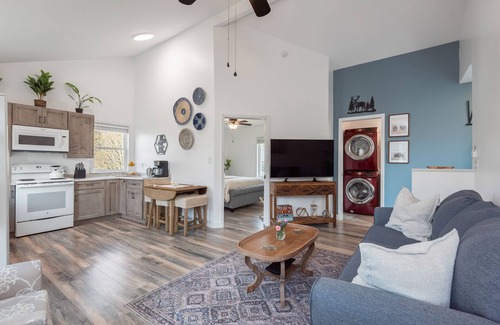 Ashley Oaks Apartment | Charming, Quiet & Private Apt in Great Location w/Wi-Fi & Laundry