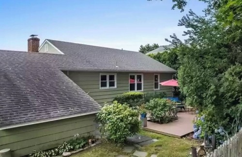 New London House | Charming ranch with 3 private beaches just steps away. Quiet street, back patio