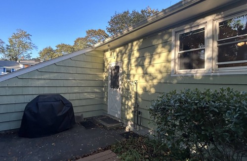 New London House | Charming ranch with 3 private beaches just steps away. Quiet street, back patio