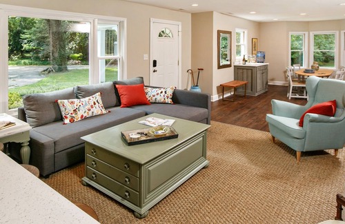 Lyndon House | Charming Remodeled 1930's Cottage Retreat - City Convenience in Country Setting