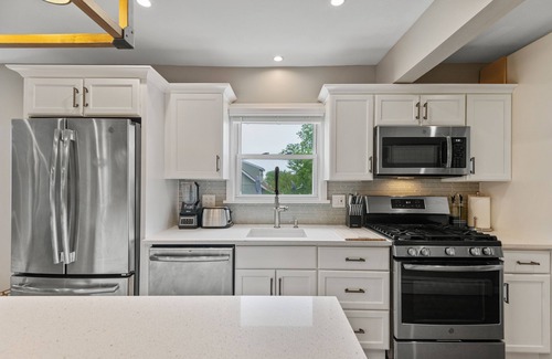 West Haven Apartment | Charming Remodeled Apartment - Walk to Beach, Near Yale-UNH-VA