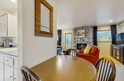 Warm Springs Condo | Charming Resort Condo with Shared Hot Tub - Walking Distance to Ski Lifts