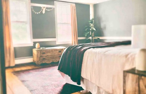 Harrisville House | Charming restored farmhouse in the heart of New England