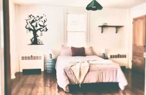 Harrisville House | Charming restored farmhouse in the heart of New England