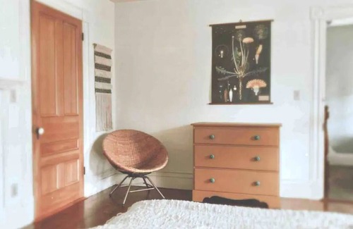 Harrisville House | Charming restored farmhouse in the heart of New England