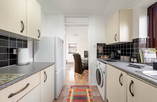 Waltham Cross Apartment | Charming Retreat in Waltham Cross. 20 Mins to Central London