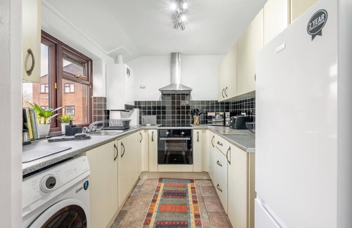 Waltham Cross Apartment | Charming Retreat in Waltham Cross. 20 Mins to Central London