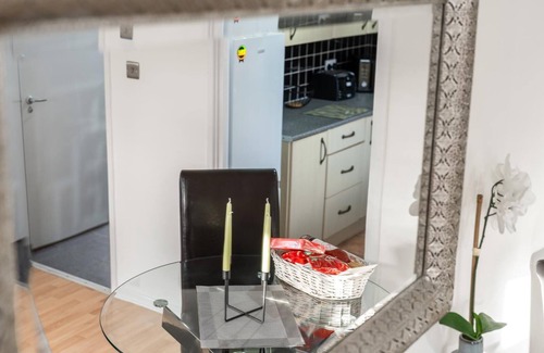 Waltham Cross Apartment | Charming Retreat in Waltham Cross. 20 Mins to Central London
