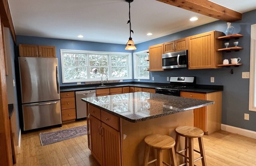 Northwood House | Charming Retreat, perfect family getaway, in tree farm with 100 & 80ac ponds
