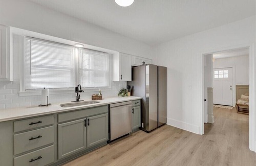 Dahlman House | Charming Retreat - Your Stay Haven in Omaha