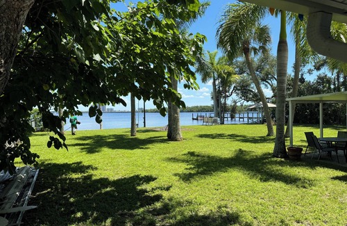 Fort Myers House | Charming River front 3-bedroom house with AC and WiFi in North Fort Myers