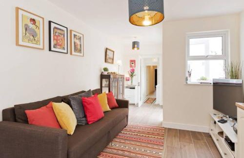 Drumcondra Apartment | Charming Riverside Apartment - Minutes from City