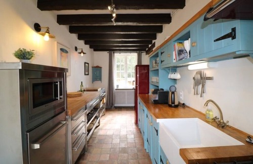 Bezenac House | Charming Romantic Home With Large Garden & Pool