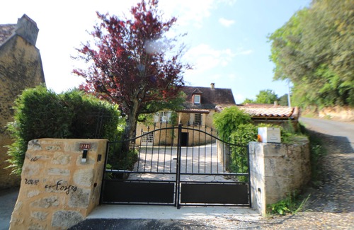 Bezenac House | Charming Romantic Home With Large Garden & Pool