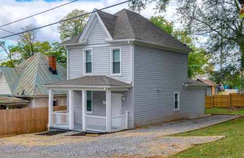 Roanoke House | Charming Roanoke Vacation Home - 1 Mi to Downtown!