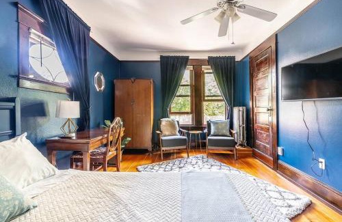 Broadway House | Charming Room in Capitol Hill - Foxglove Inn Rm 4
