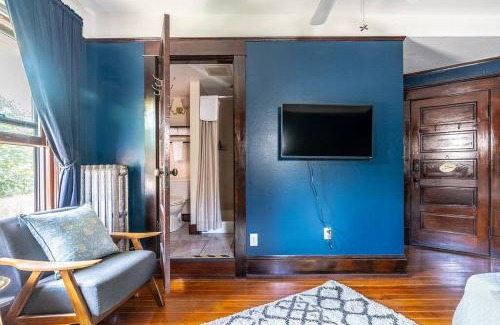 Broadway House | Charming Room in Capitol Hill - Foxglove Inn Rm 4