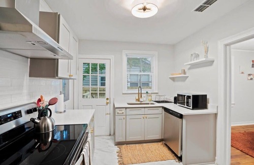 San Marco House | Charming San Marco Bungalow, Close to Everything