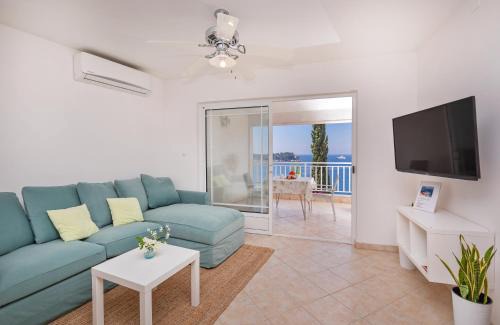 Lozica Apartment | Charming Seafront Stay at Villa Mara