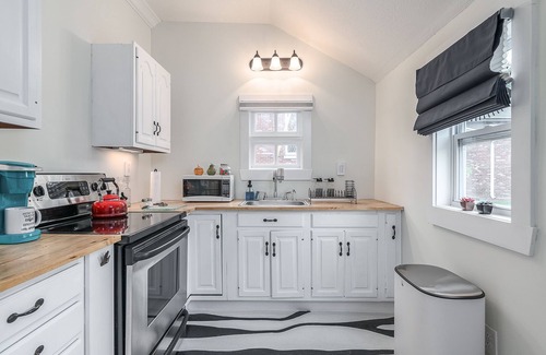 New Albany House | Charming shotgun nestled in historic mansion row.