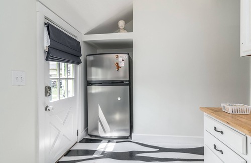 New Albany House | Charming shotgun nestled in historic mansion row.