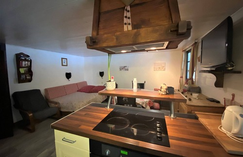 Les Prodains Apartment | Charming Ski-In/Ski-Out Apartment near Avoriaz with Parking & Modern Amenities