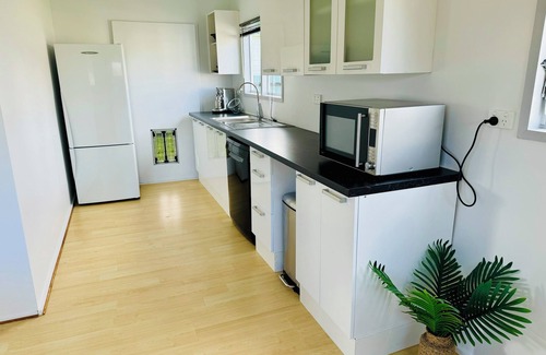 Whitianga Cabin | Charming Sleepout: Spa Pool, Pets Welcome, Scooters & Family Friendly