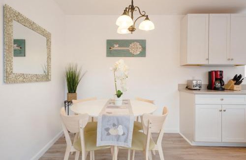 Sonoma House | Charming Sonoma Cottage 2BD and 2BA Close to Plaza