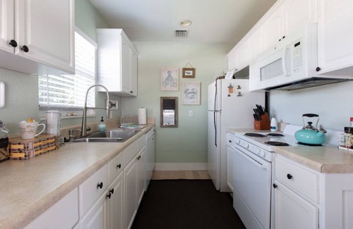 Southside House | Charming SoSo Apartment: Walk to Intracoastal